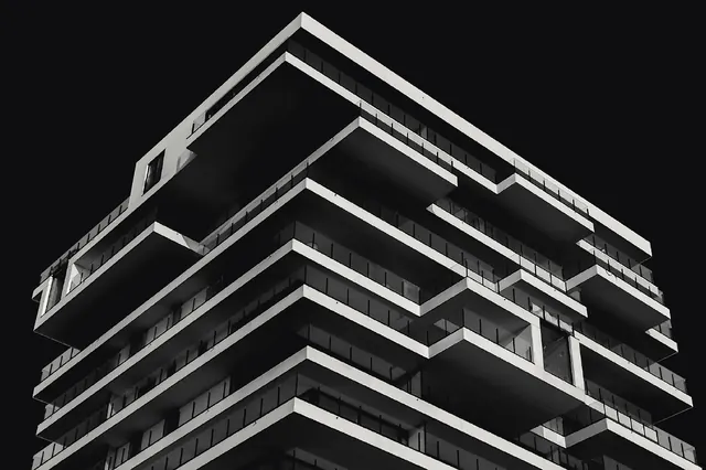 مبنى سكني متعدد الطوابق بشرفات بارزة