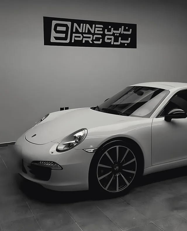سيارة رياضية أمام لوحة NINE PRO داخل المركز